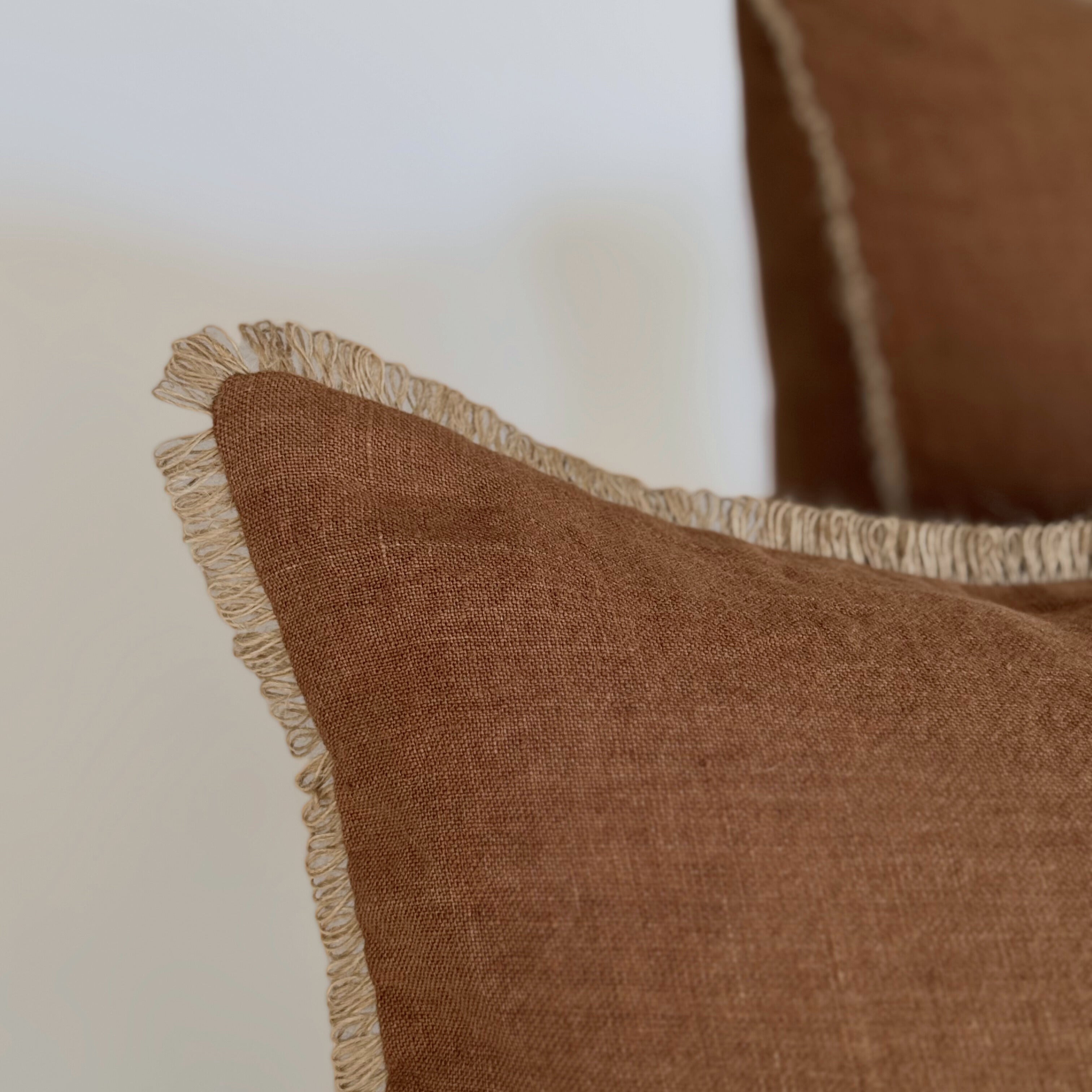 Funda Cojín Lino Terracota con Ondas de Sisal