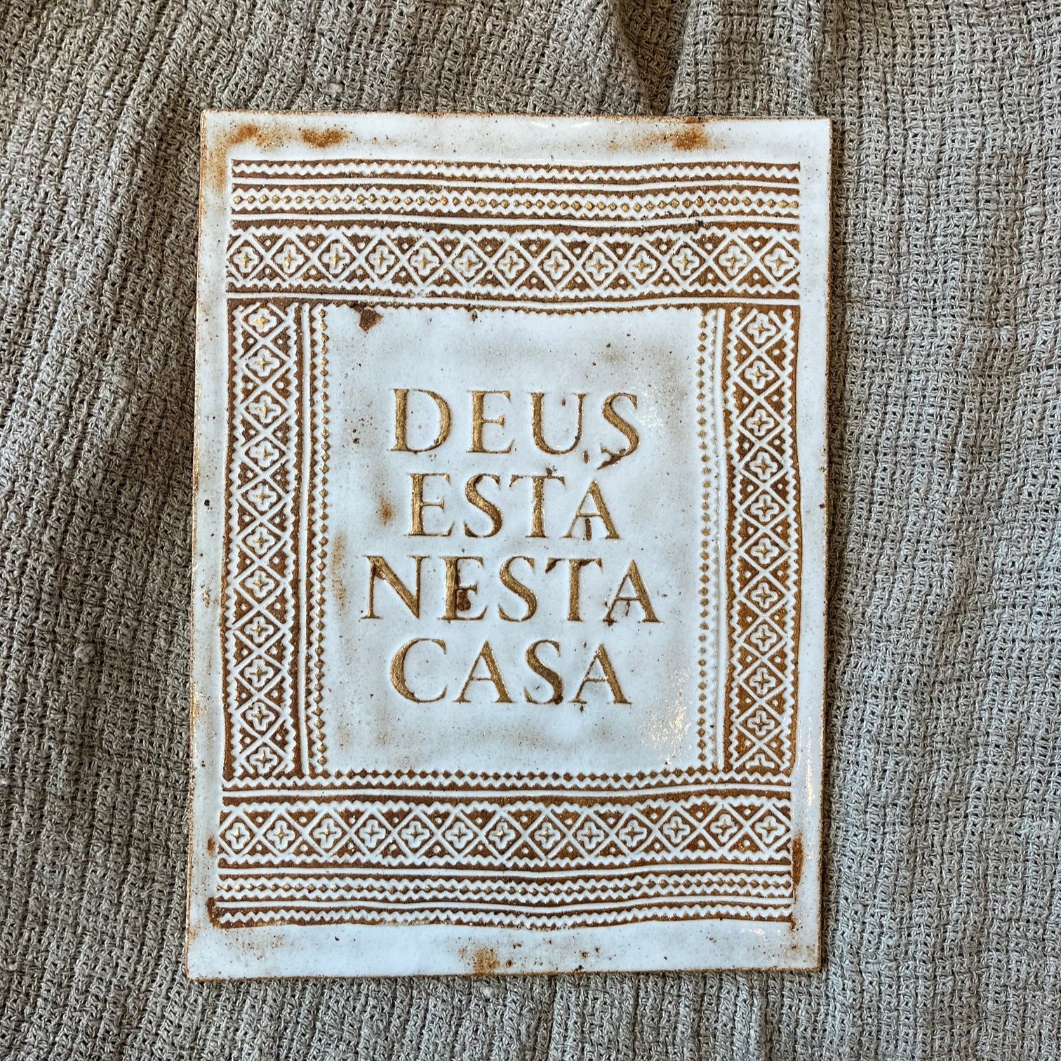 DETENTE DEUS ESTÁ NESTA CASA / BLANCO + ORO