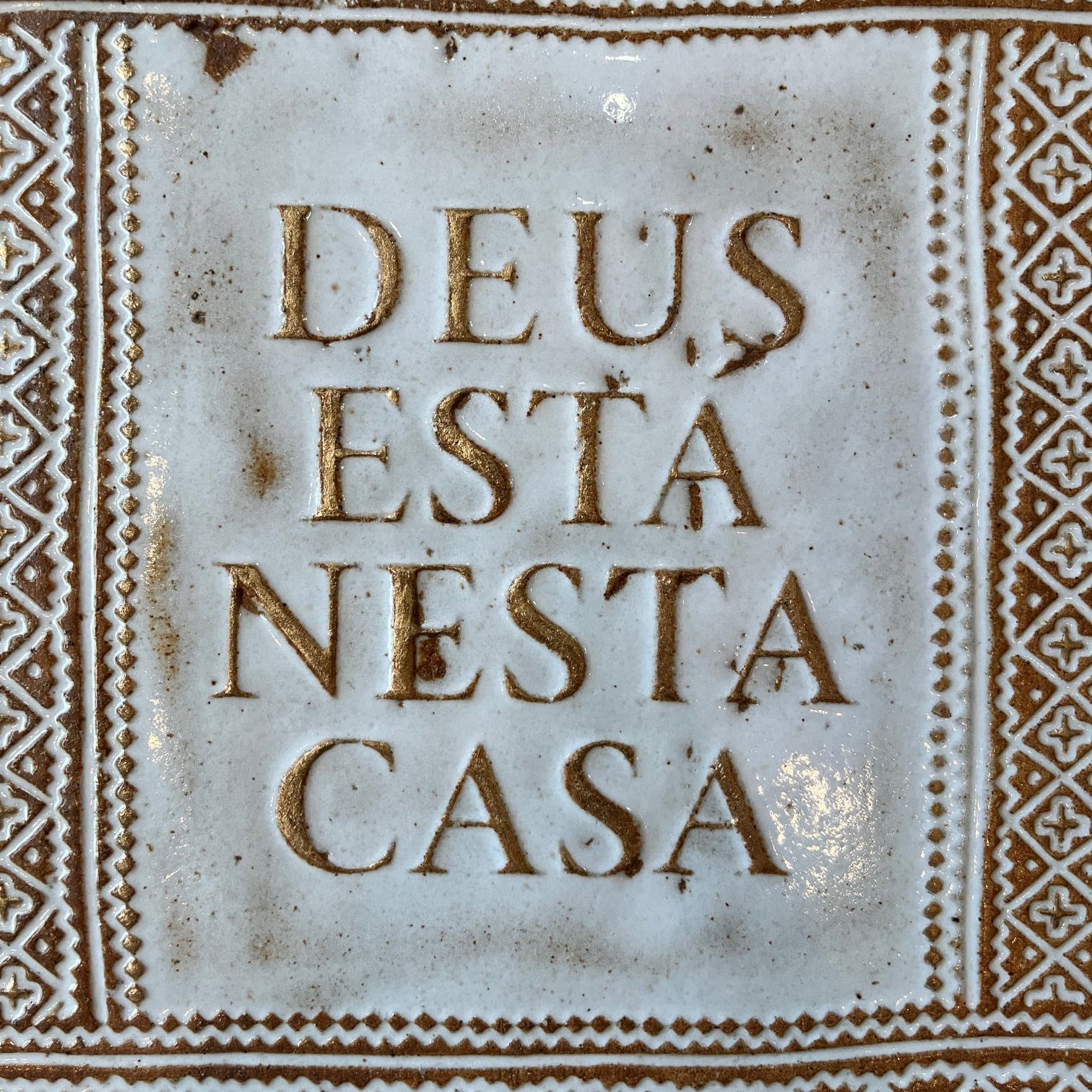 DETENTE DEUS ESTÁ NESTA CASA / BLANCO + ORO