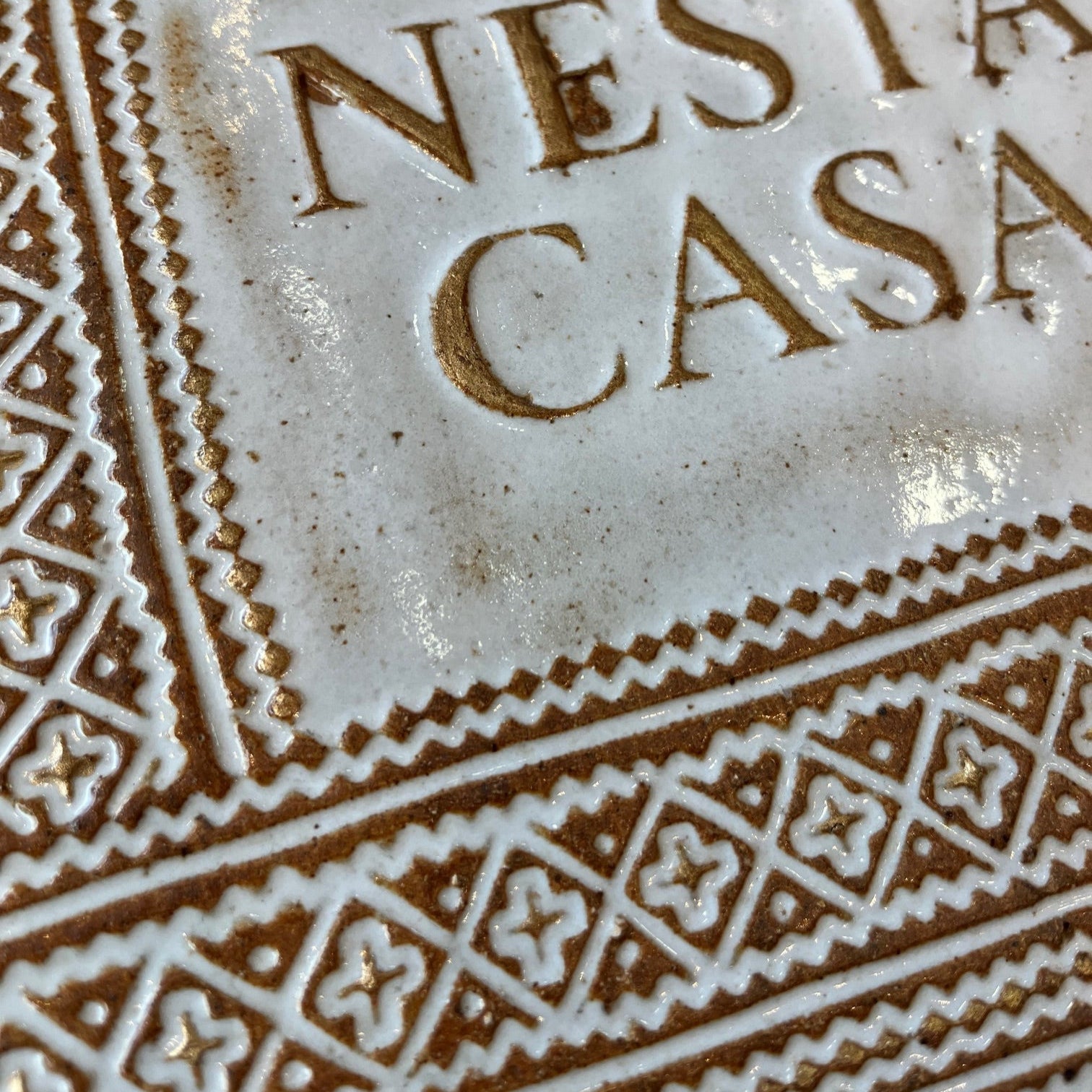DETENTE DEUS ESTÁ NESTA CASA / BLANCO + ORO