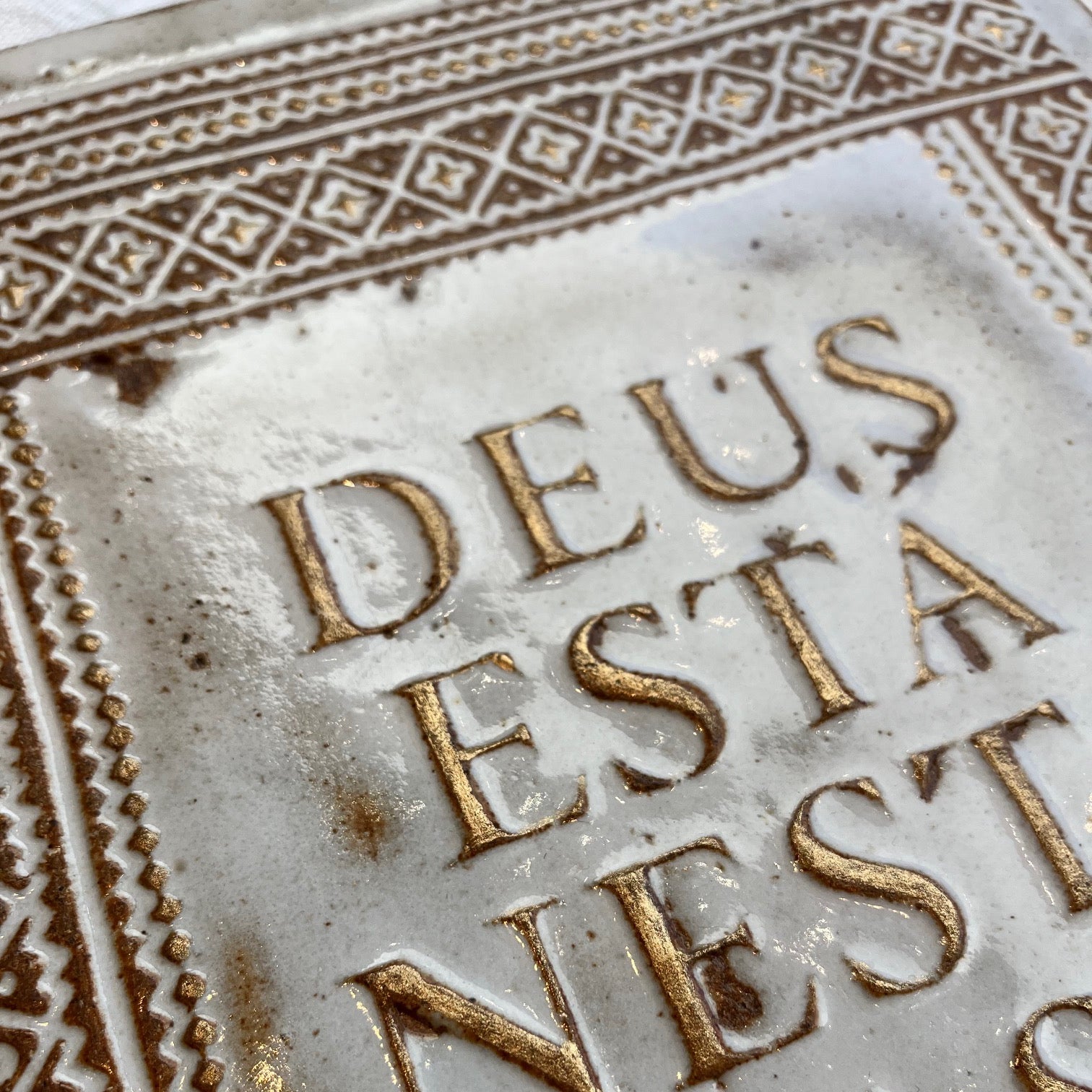DETENTE DEUS ESTÁ NESTA CASA / BLANCO + ORO