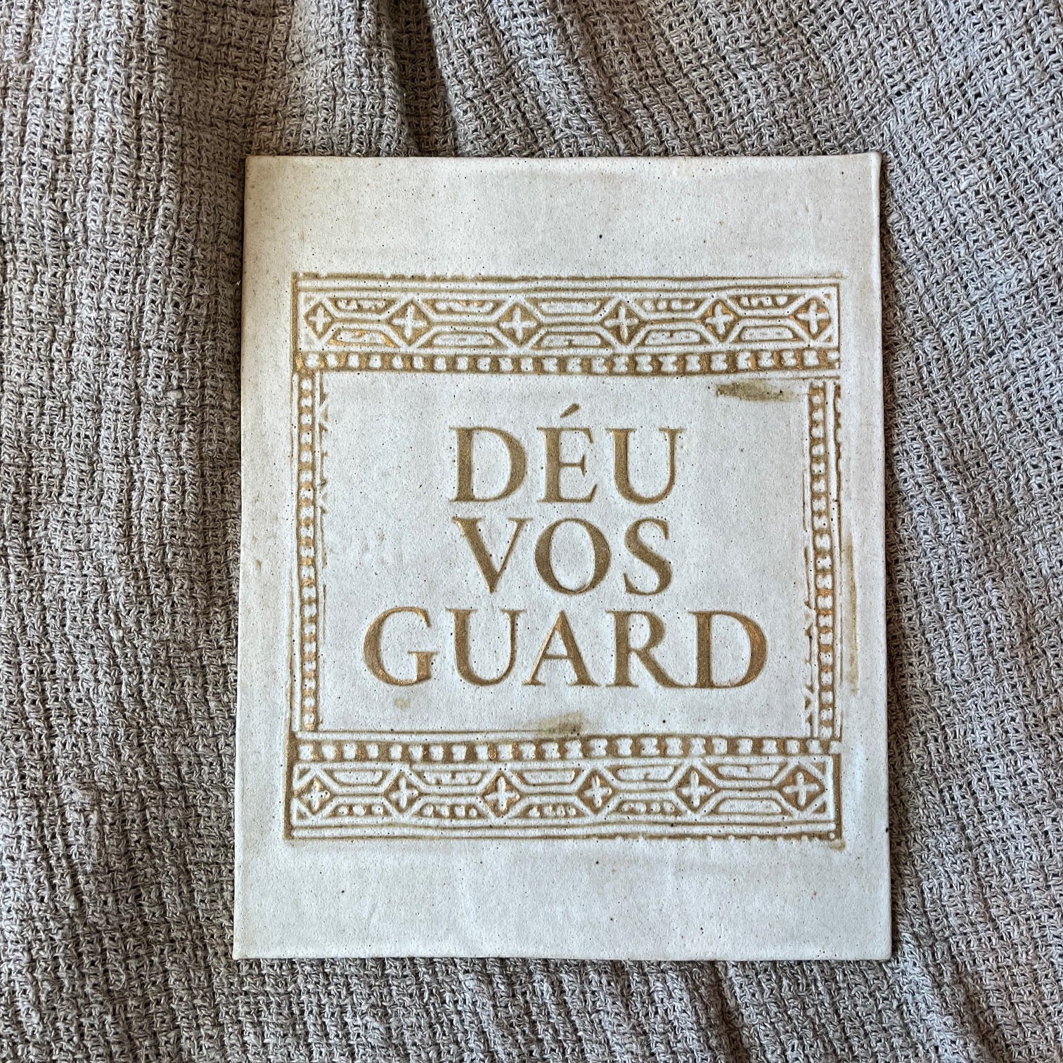 DETENTE DEU VOS GUARD / MARFIL + ORO