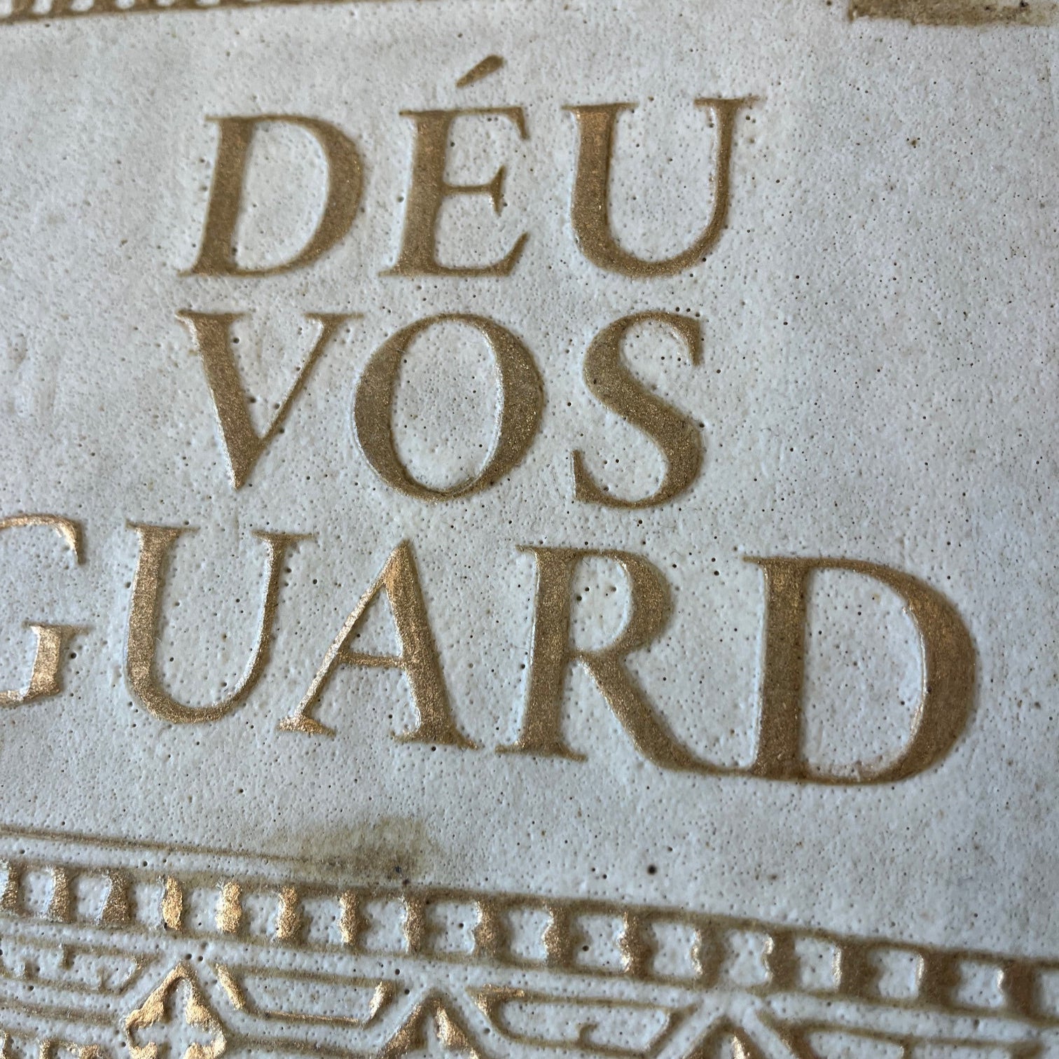 DETENTE DEU VOS GUARD / MARFIL + ORO