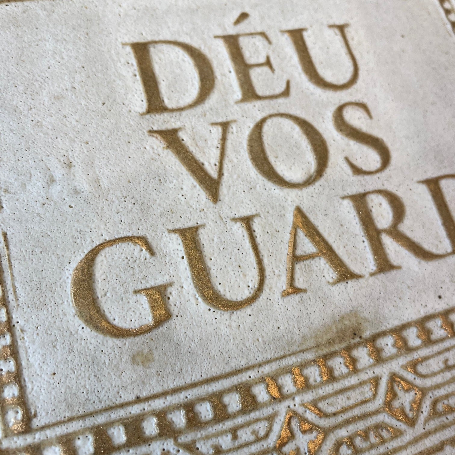 DETENTE DEU VOS GUARD / MARFIL + ORO