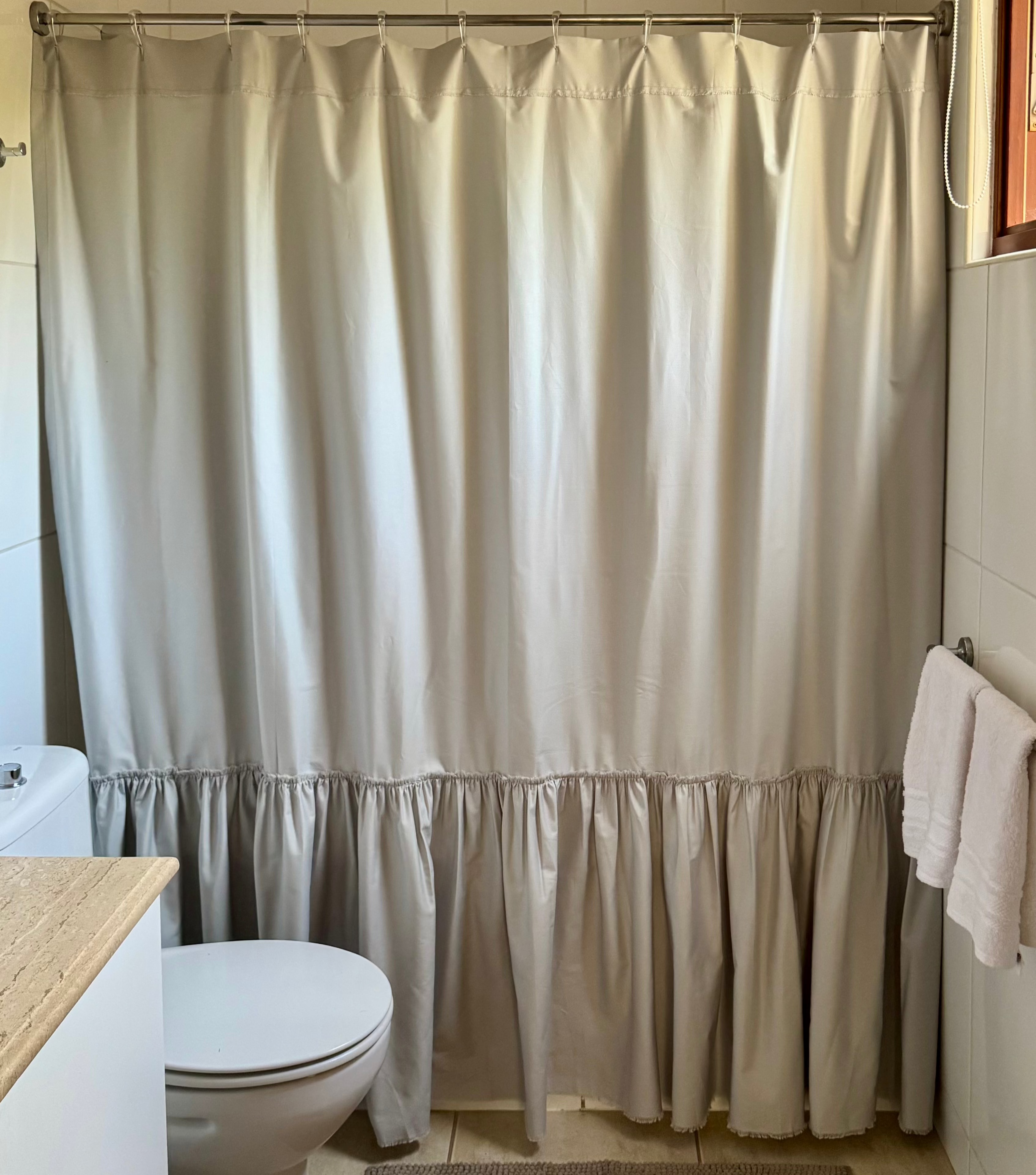 CORTINA DE BAÑO ALGODÓN VUELOS GRIS PERLA